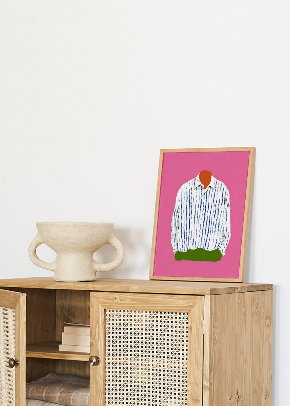Ilustrace pruhované košile na růžovém pozadí