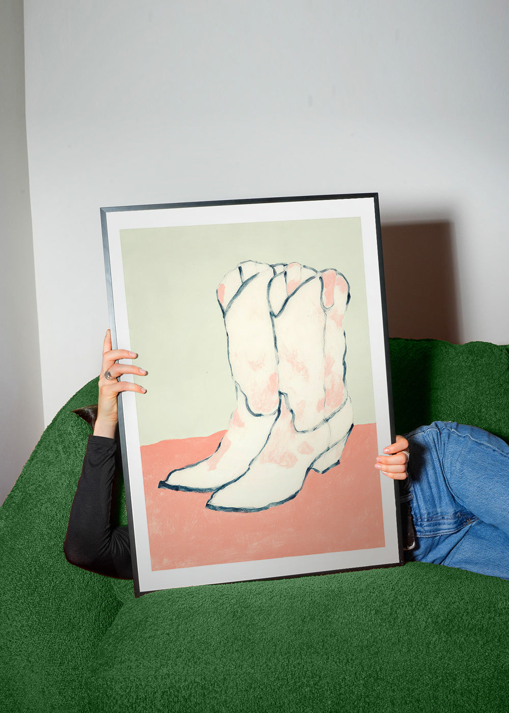 Ilustrace bílé boty na pastelovém pozadí