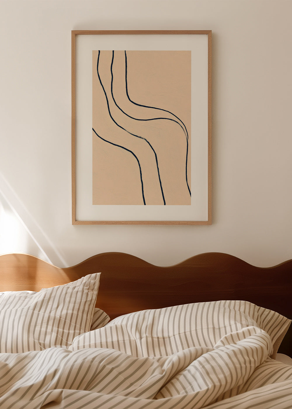 Minimalistický obraz s plynulými liniemi na béžovém pozadí