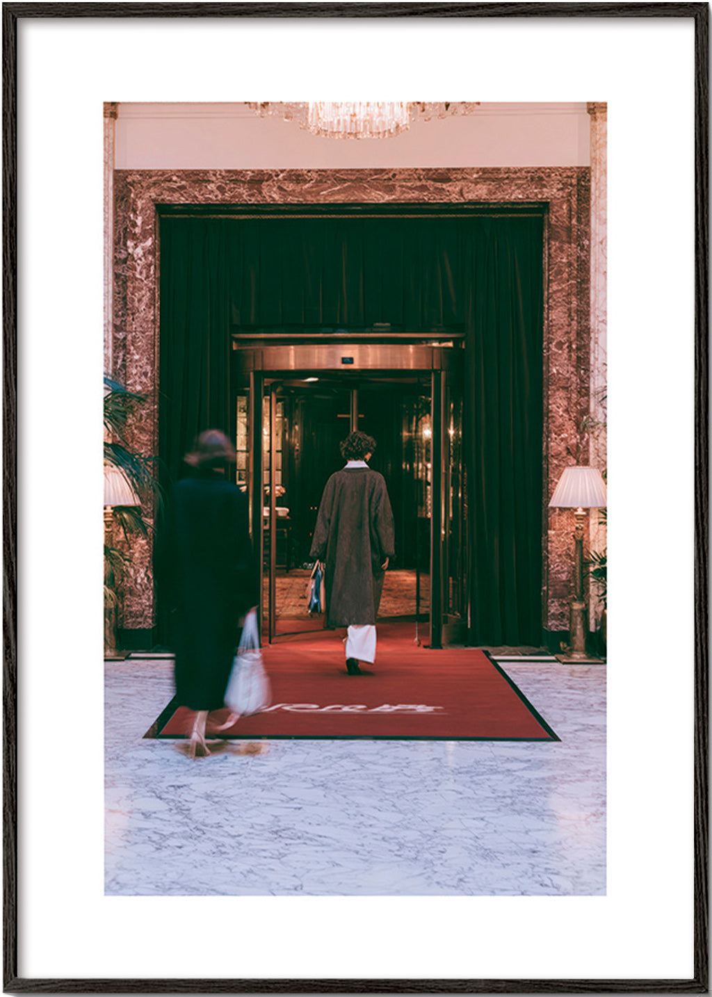 Fotografie vchodu do hotelu s červeným kobercem