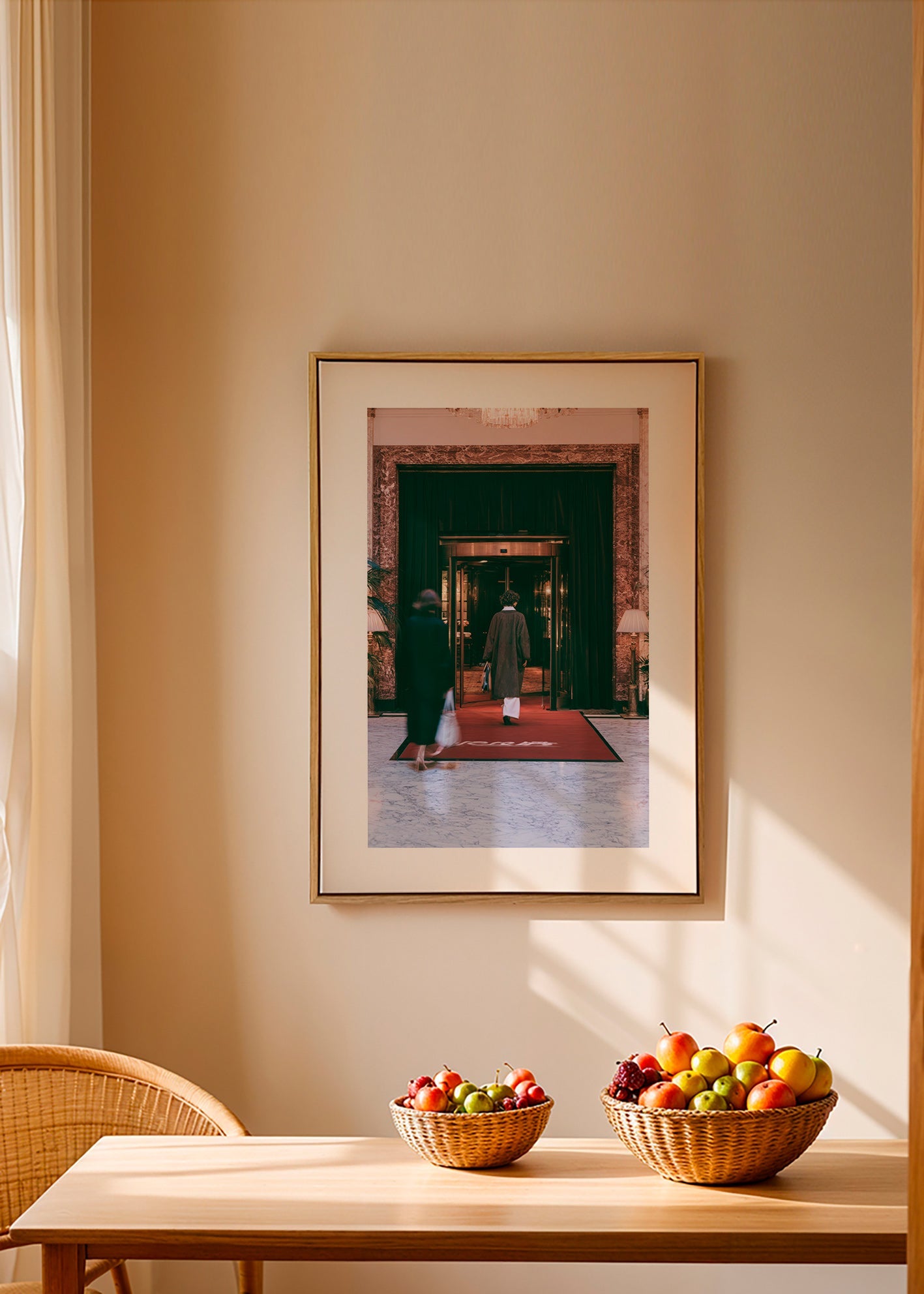Fotografie vchodu do hotelu s červeným kobercem