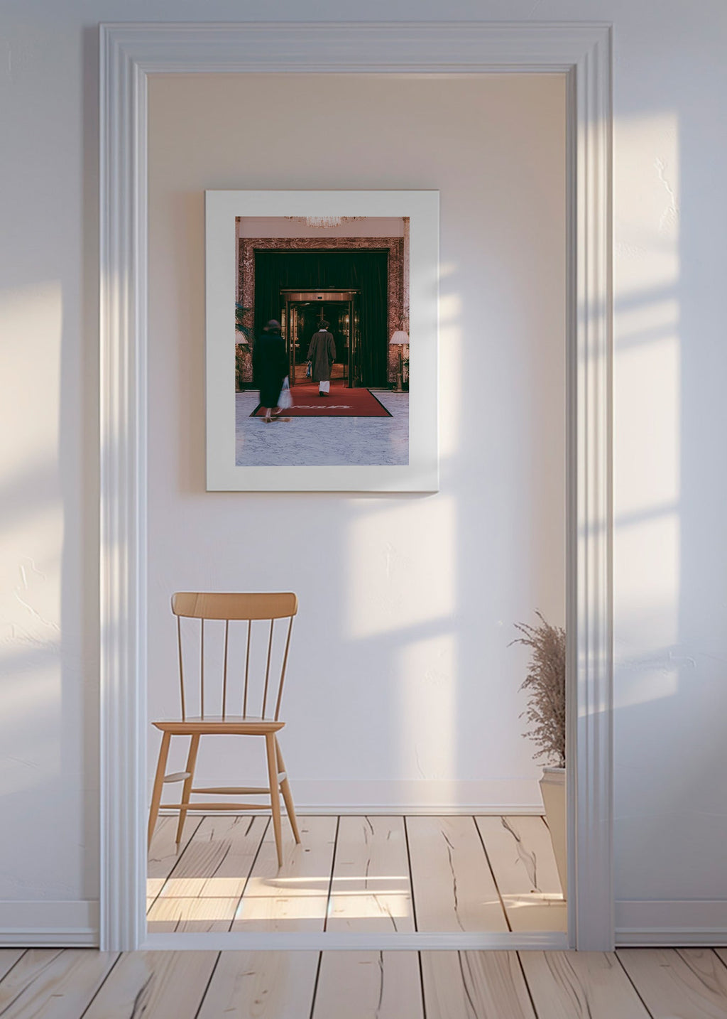 Fotografie vchodu do hotelu s červeným kobercem