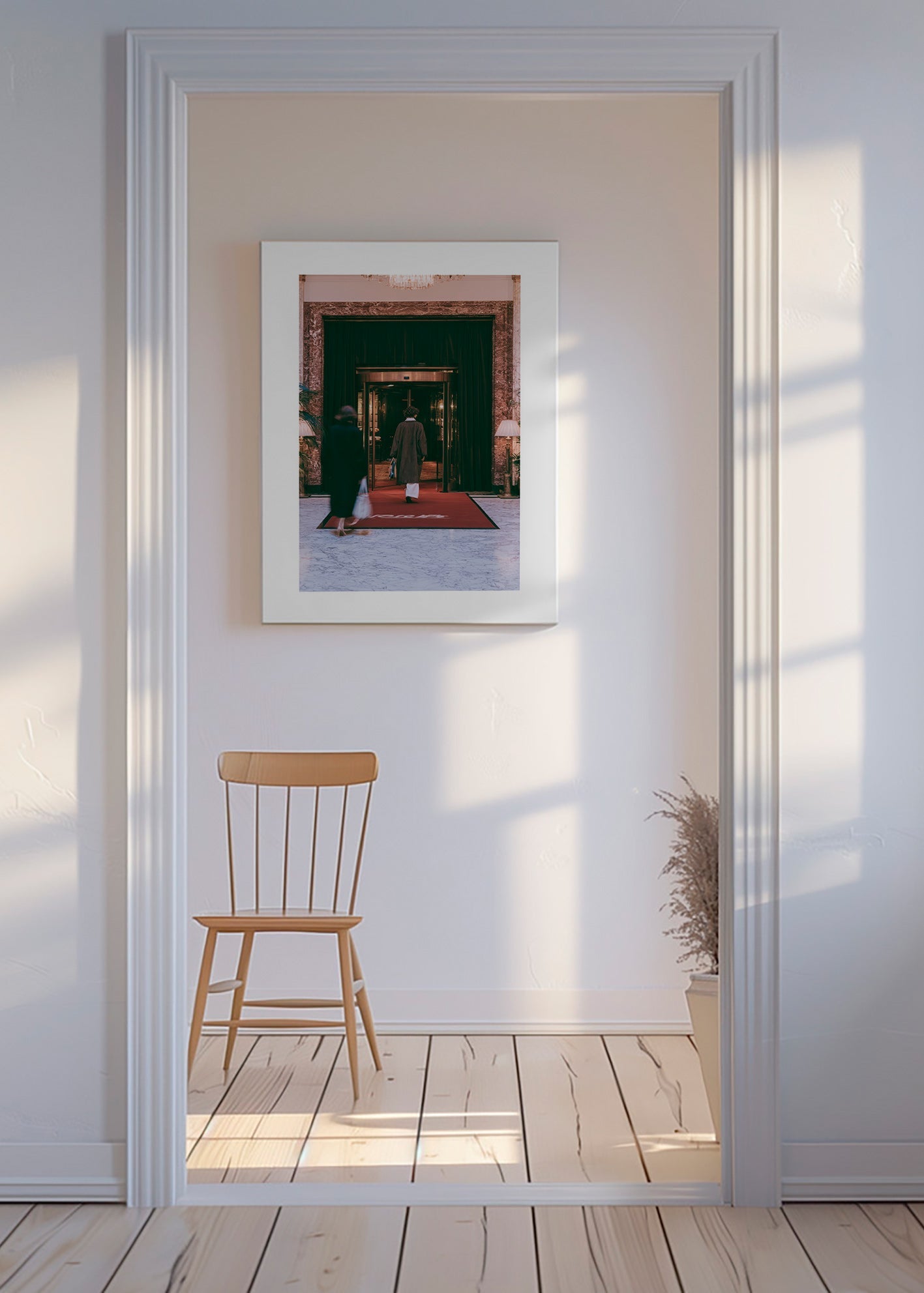 Fotografie vchodu do hotelu s červeným kobercem