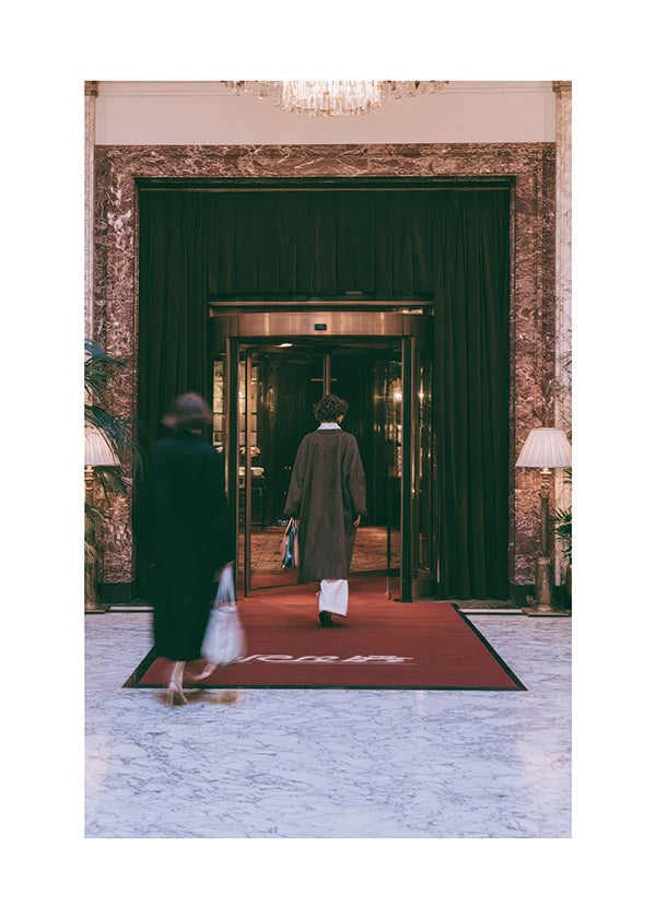 Fotografie vchodu do hotelu s červeným kobercem