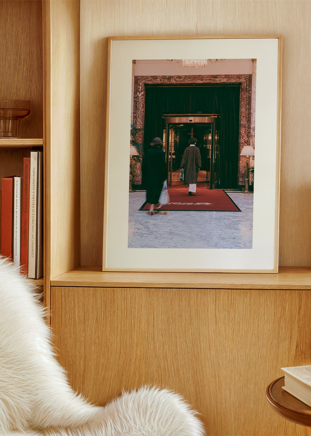 Fotografie vchodu do hotelu s červeným kobercem