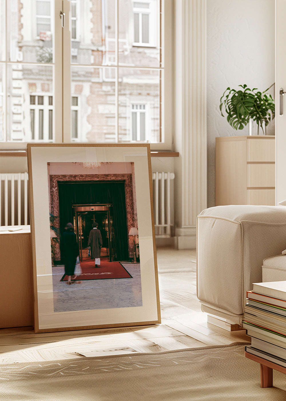 Fotografie vchodu do hotelu s červeným kobercem