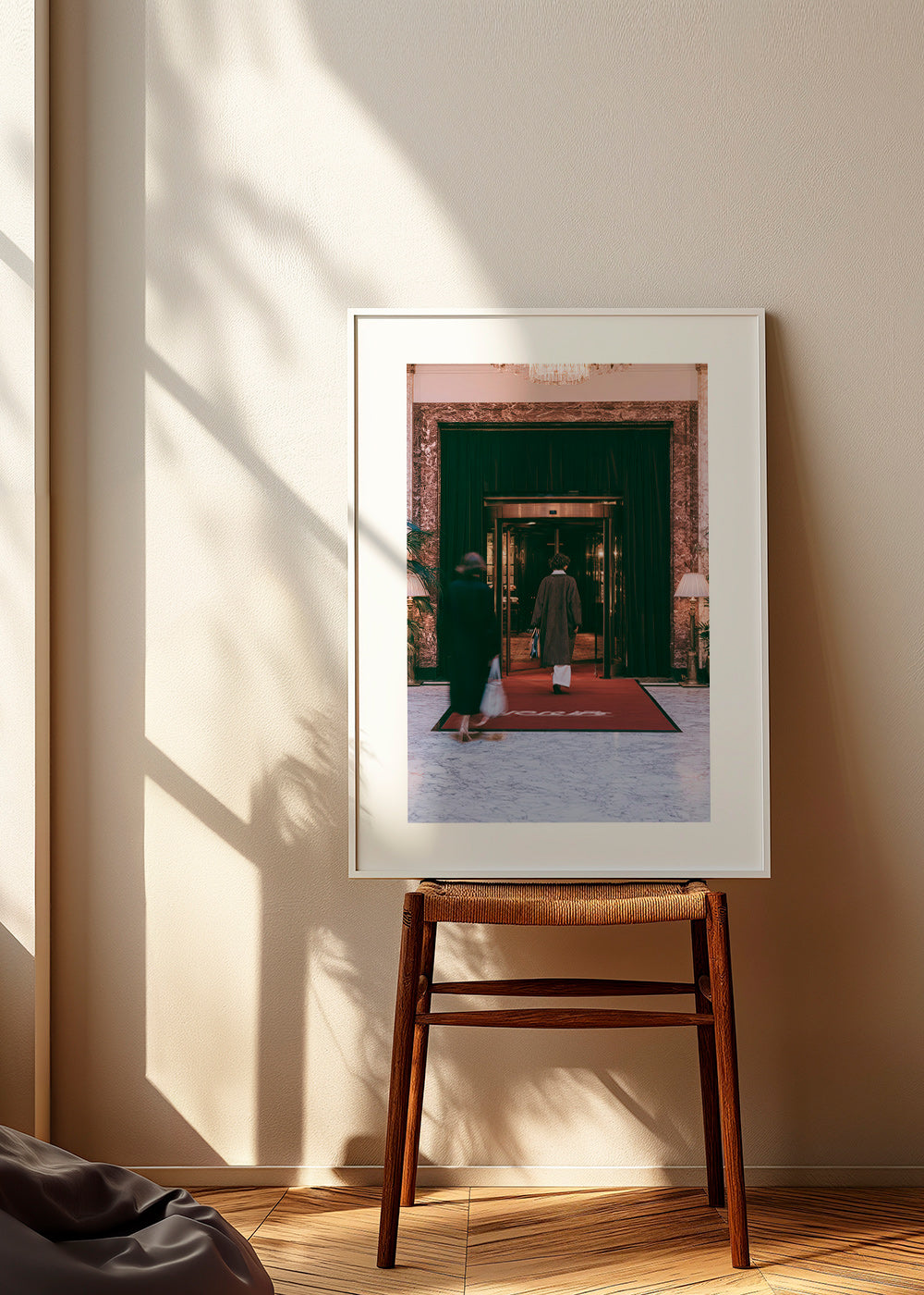 Fotografie vchodu do hotelu s červeným kobercem