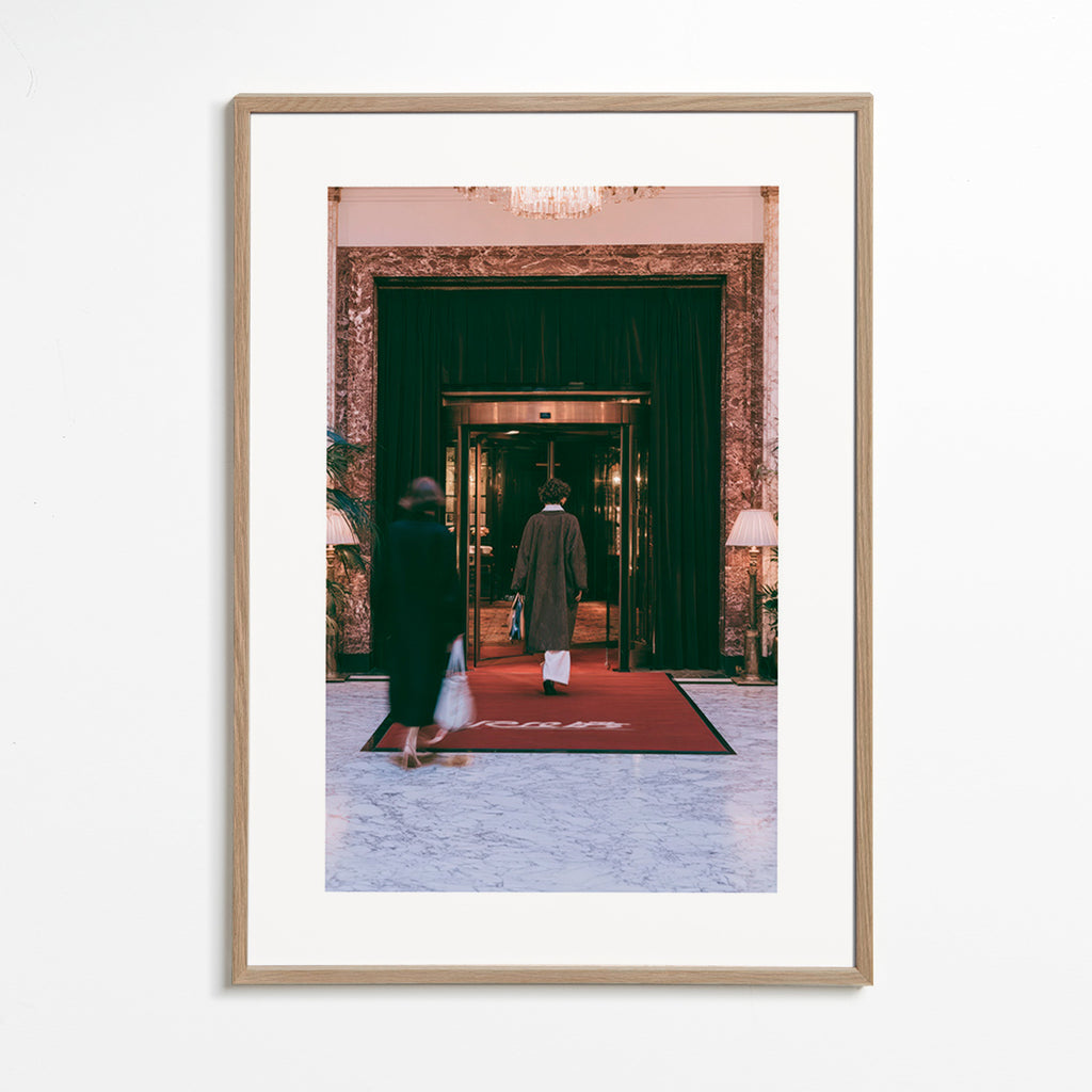 Fotografie vchodu do hotelu s červeným kobercem