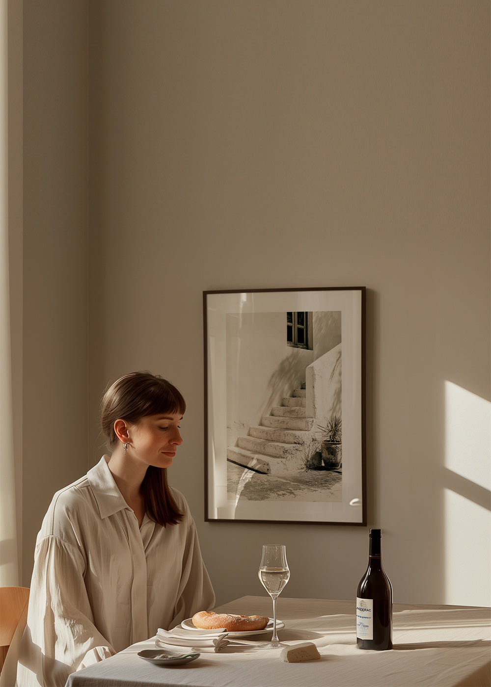 Photograph bílé schody s květinou