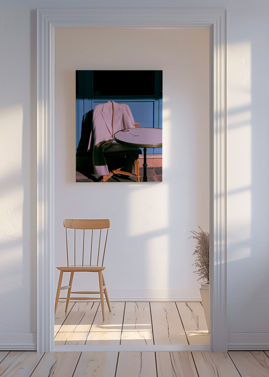Fotografie růžový kabát a koktejl na terase