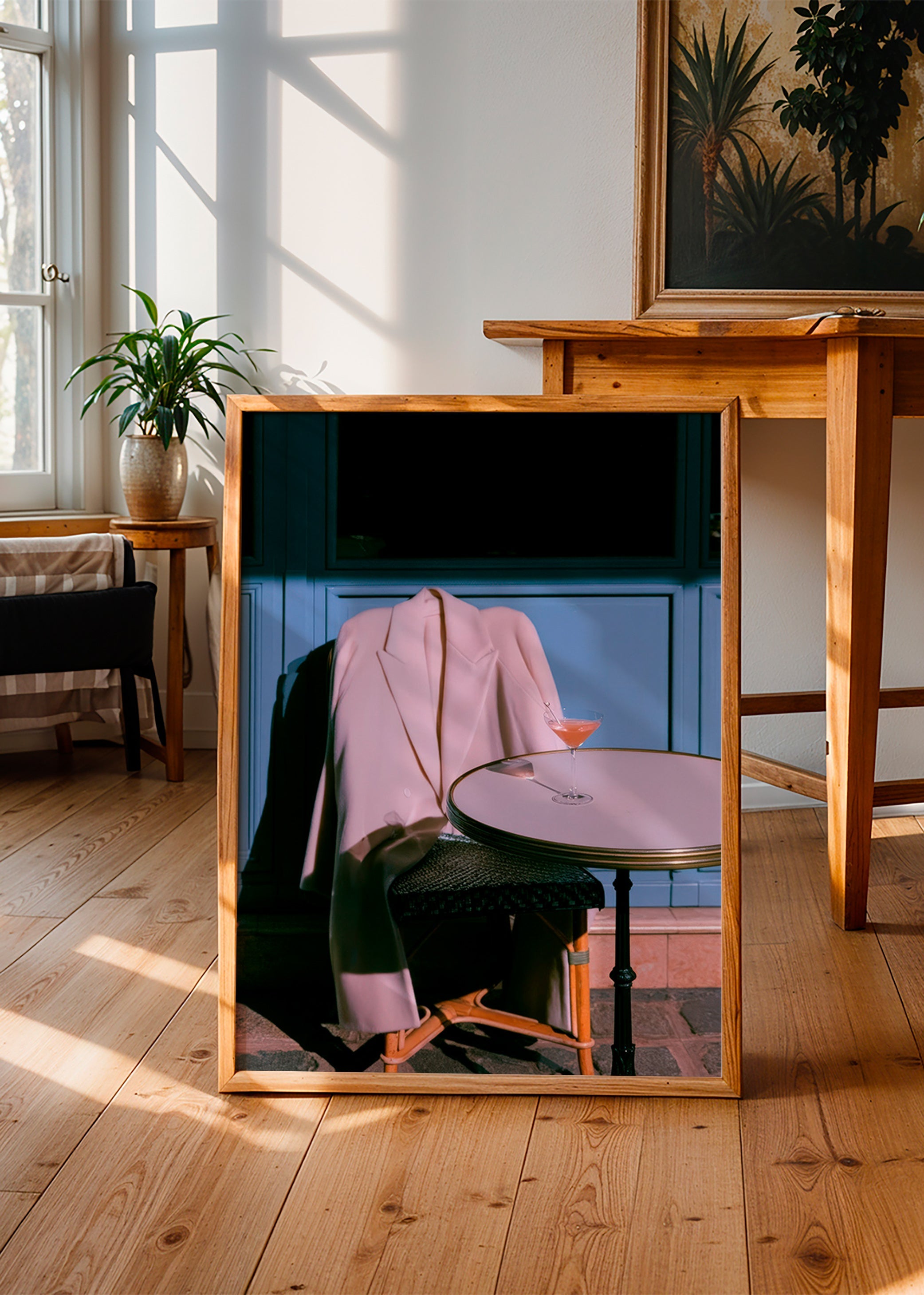 Fotografie růžový kabát a koktejl na terase