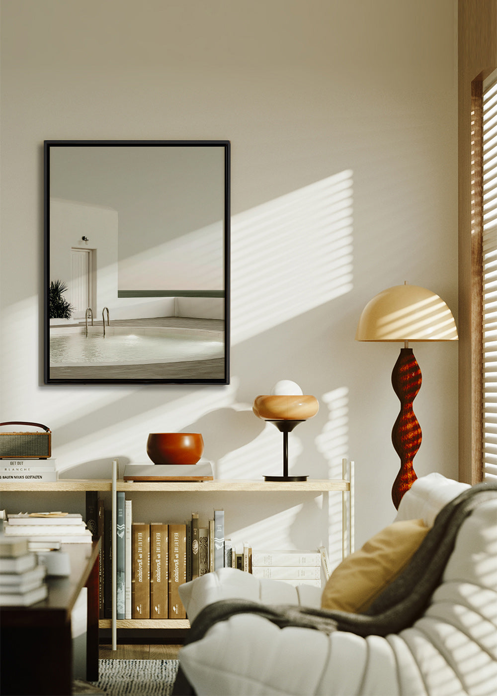 Fotografie minimalistického bazénu a bílé architektury