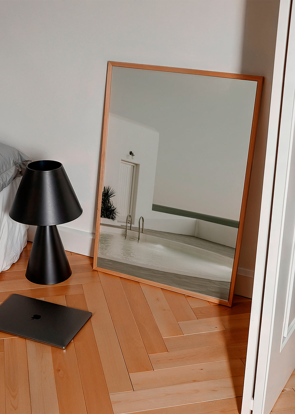 Fotografie minimalistického bazénu a bílé architektury