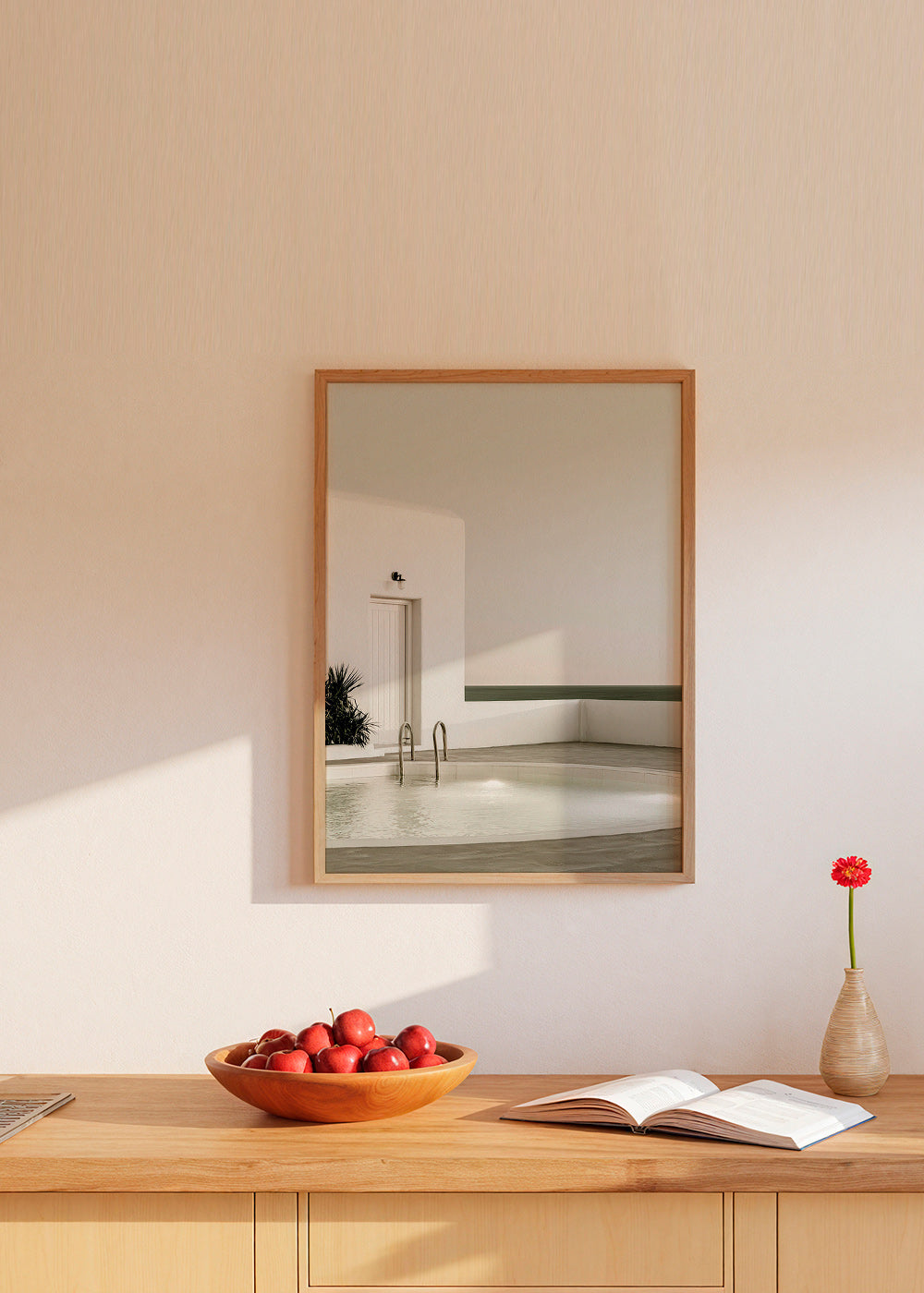 Fotografie minimalistického bazénu a bílé architektury