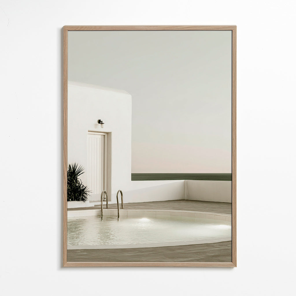 Fotografie minimalistického bazénu a bílé architektury