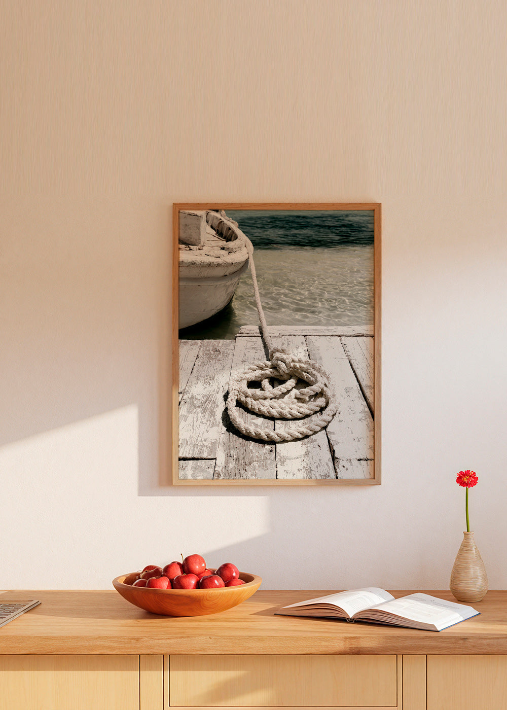 Fotografie mola s lanem v popředí