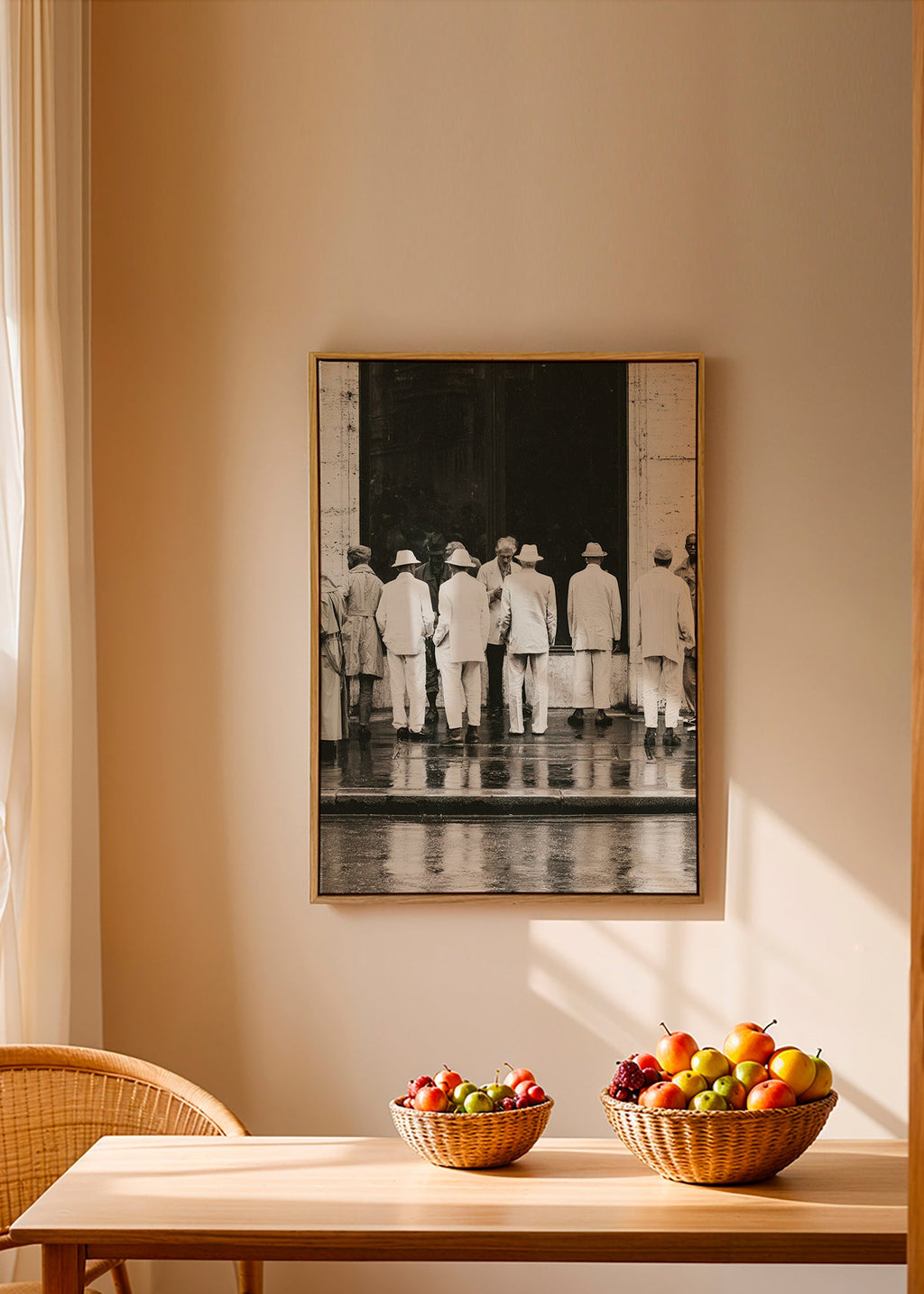 Černobílá fotografie mužů zezadu v dešti