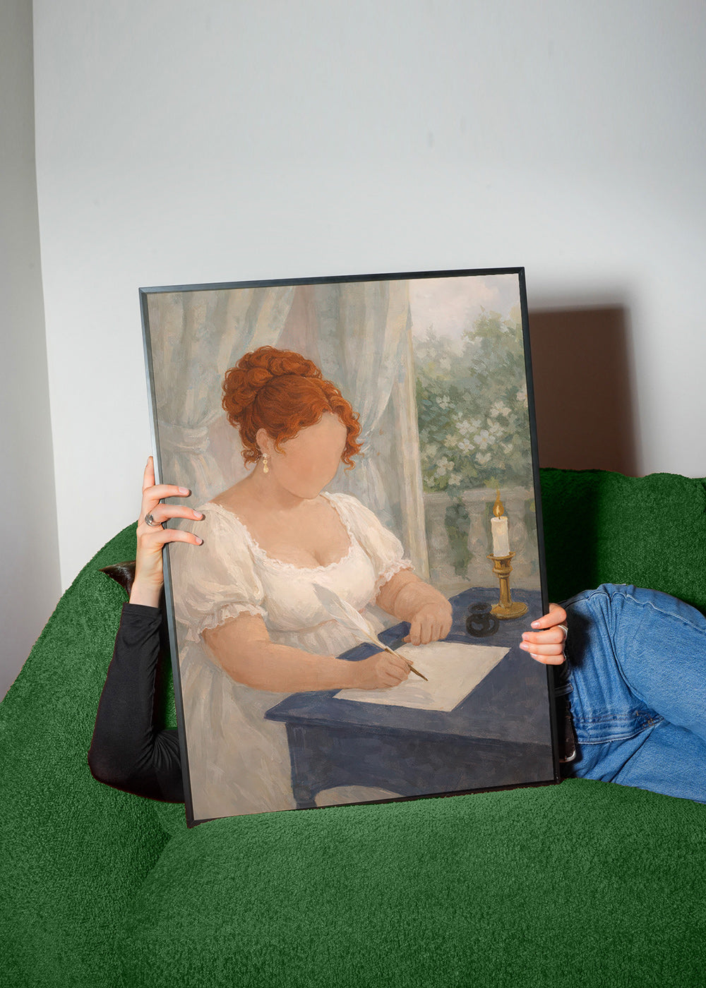 Ilustrace dámy píšící u svíčky