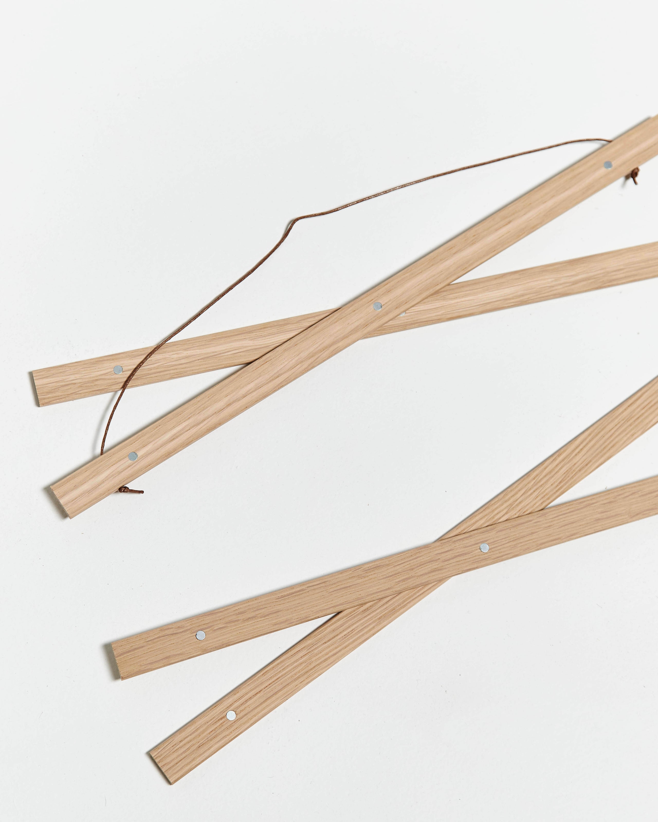 Colgador para póster de 30cm de madera y color roble